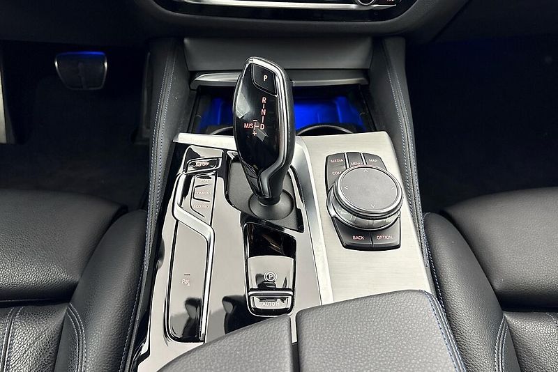 BMW Řada 5 530d xDrive - fotka 15 z 17