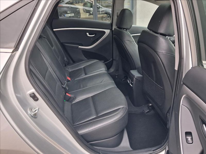 Hyundai i30 1,6 GDI AT Weekend PANORAMA - fotka 14 z 19