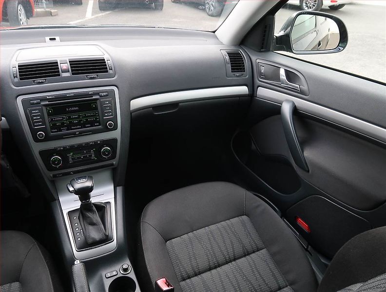 Škoda Octavia (2012) Elegance 2.0 TDI, Automat - fotka 8 z 21