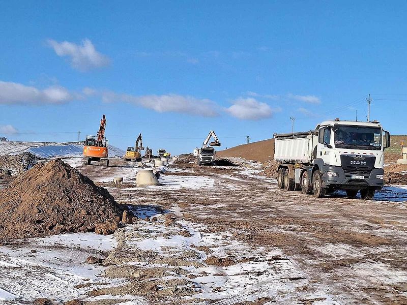 Na úseku od mimoúrovňové křižovatky Slaný-západ do Kutrovic probíhají nadále intenzivní zemní práce.