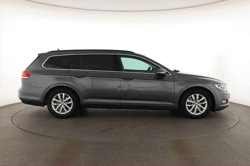 Volkswagen Passat (2016) 2.0 TDI, Serv.kniha, Navi - fotka 6 z 18