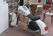 Jediný motocykl jsem nalezl v prodejně ratanového nábytku