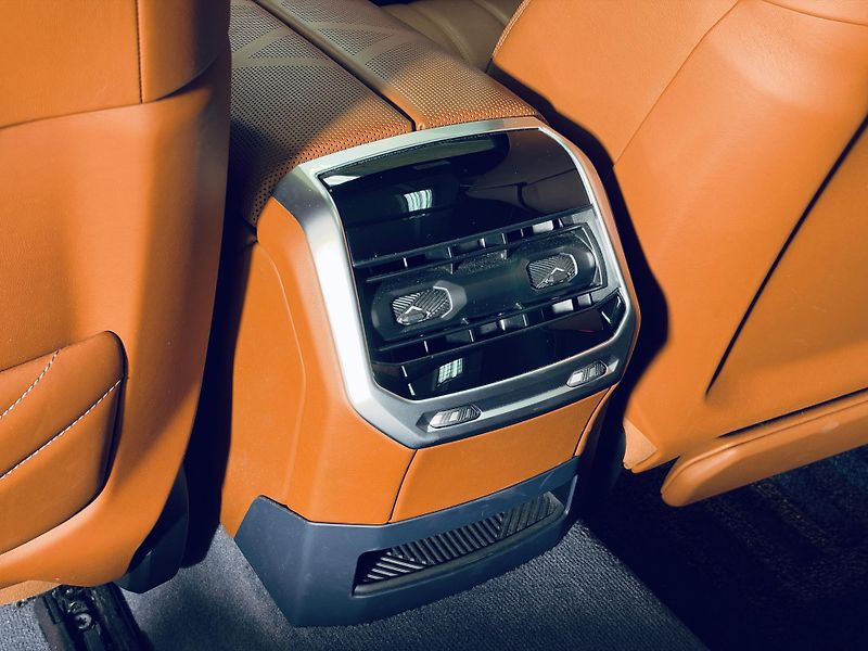 BMW Řada 7 (2023) 750e*ZÁRUKA*TV*MAX.VÝBAVA - fotka 38 z 46