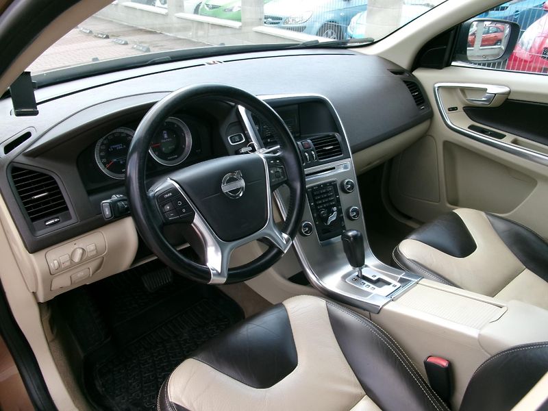 Volvo XC60 (2012) 2,4 D5 SUMMUM 169kW AC NAVI - fotka 30 z 37