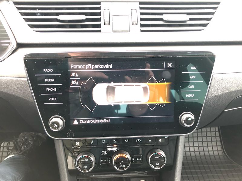 Škoda Superb COMBI 2.0 TDi DSG 7st. SYTLE - fotka 21 z 30