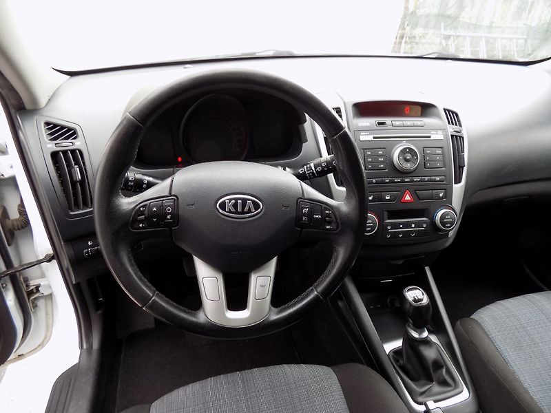 Kia Ceed (2012) 1.6GDi/2.Maj.ČR/Klimatizace/ - fotka 24 z 34