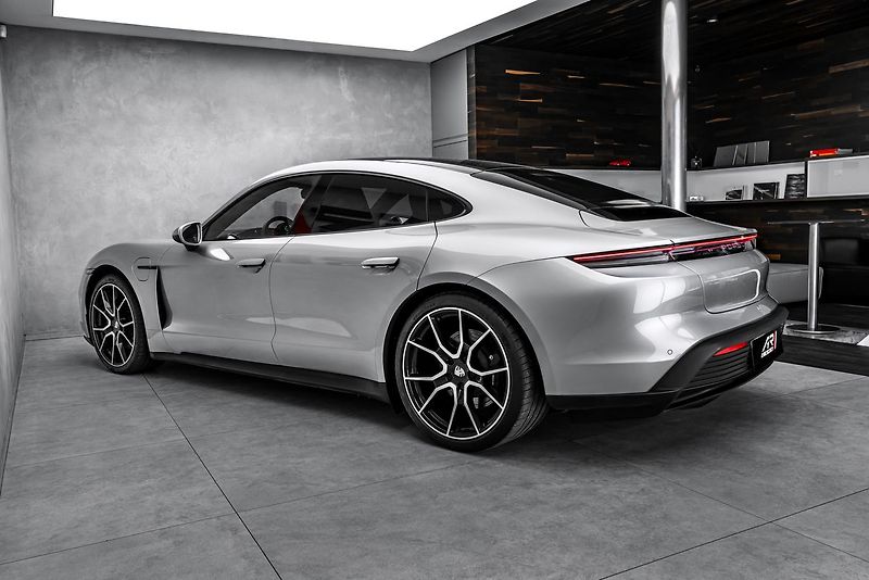 Porsche Taycan 4 Sport Chrono Pano - fotka 7 z 24
