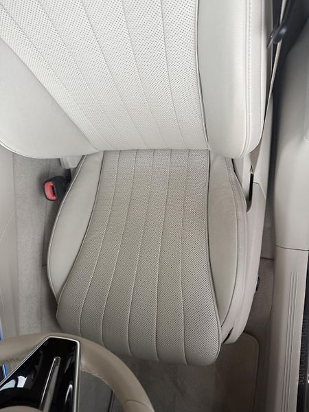 Mercedes-Benz Třídy E (2024) 300e sedan 4MATIC - fotka 36 z 40