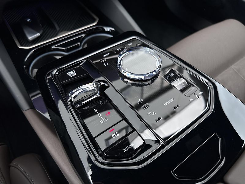 BMW Řada 5 520d xDrive M-Sport PRO - fotka 30 z 37