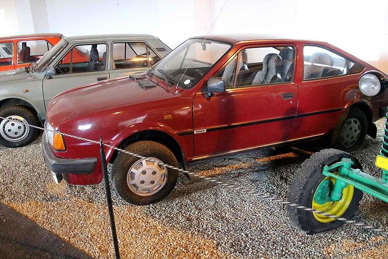 Poutač před muzeem v podobě obrněného transportéru.