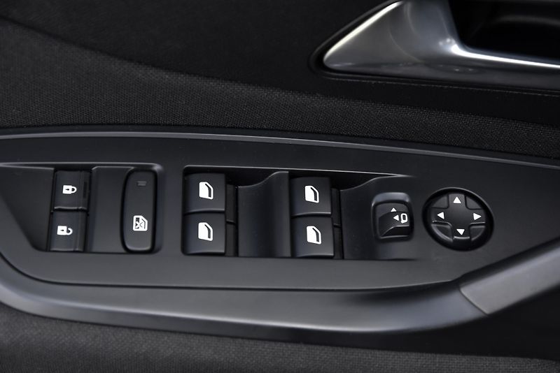Peugeot 308 1.2 PureTech A/T,LED,TEMP,DPH - fotka 11 z 50