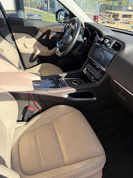 Jaguar F-Pace (2019) 20d 4x4 Prestige - fotka 7 z 11