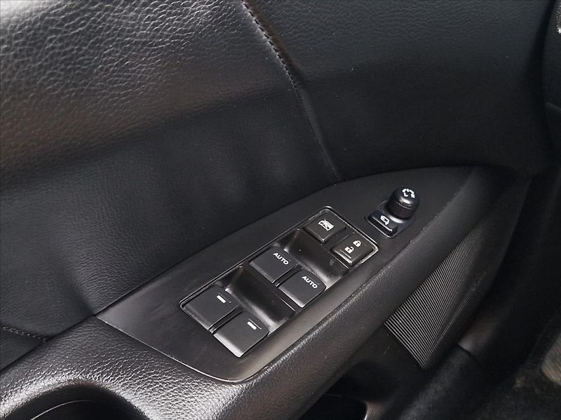 Suzuki Kizashi 2,4 i 4x4 XENON AC ŠÍBR VÝHŘEV - fotka 35 z 37