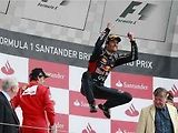 Mark Webber oslavuje vítězství ve Velké ceně Británie.
