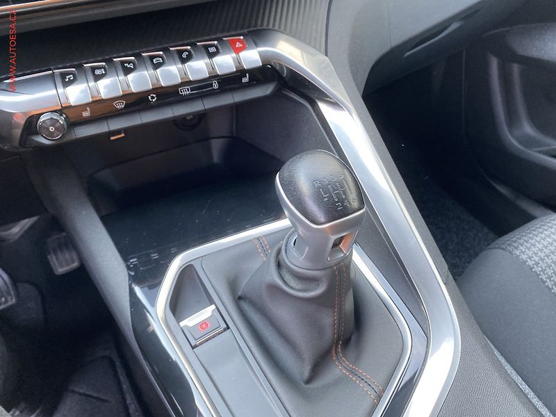 Peugeot 3008 (2019) 1.2PT, Active, navi, kamera - fotka 15 z 18