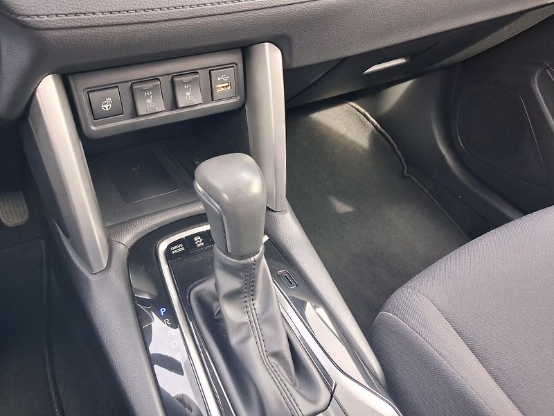 Toyota Corolla Cross 2.0 HSD e-CVT Style - fotka 18 z 21