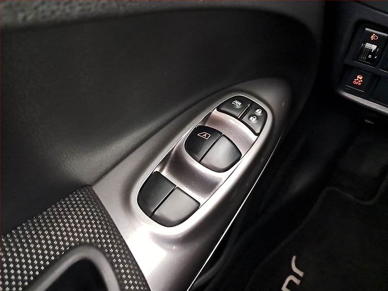 Nissan Juke (2012) 1.6 i, Tempomat, Park. senzory - fotka 15 z 16