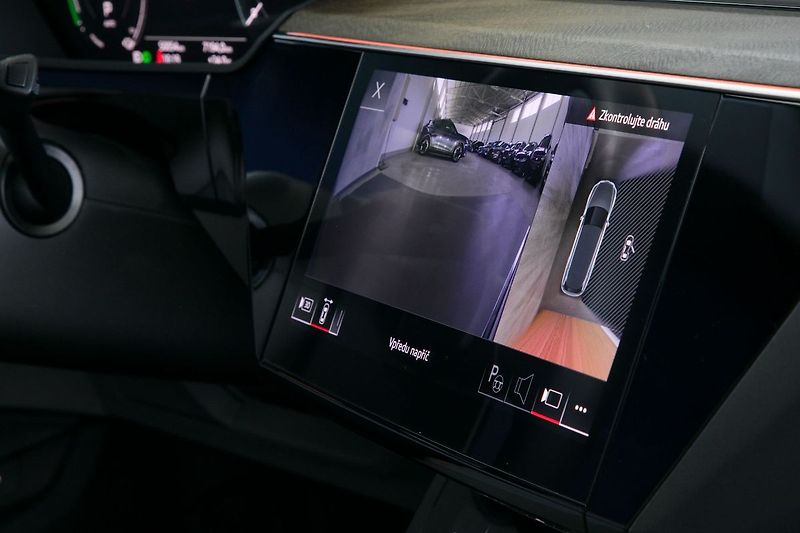 Audi e-tron 55 300kW Matrix Softclose HUD - fotka 29 z 44