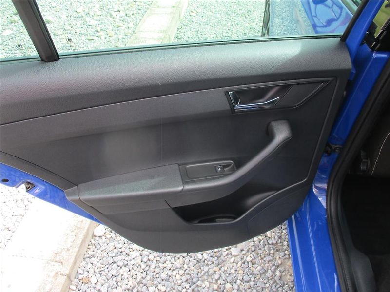 Škoda Fabia 1,0 TSI Black, servis,1.maj,CZ - fotka 16 z 39