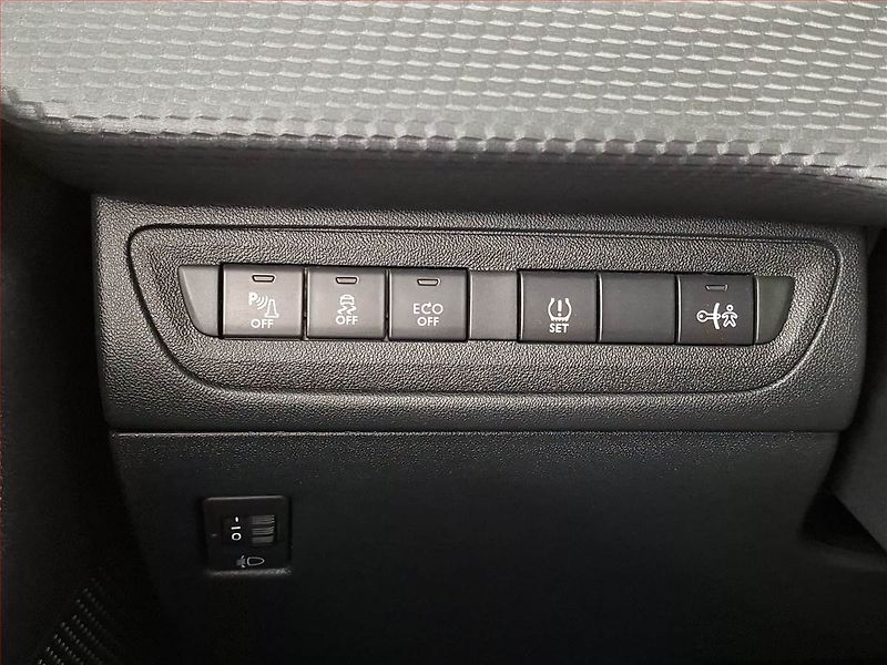 Peugeot 2008 (2015) 1.6 e-HDi, Tempomat - fotka 18 z 18