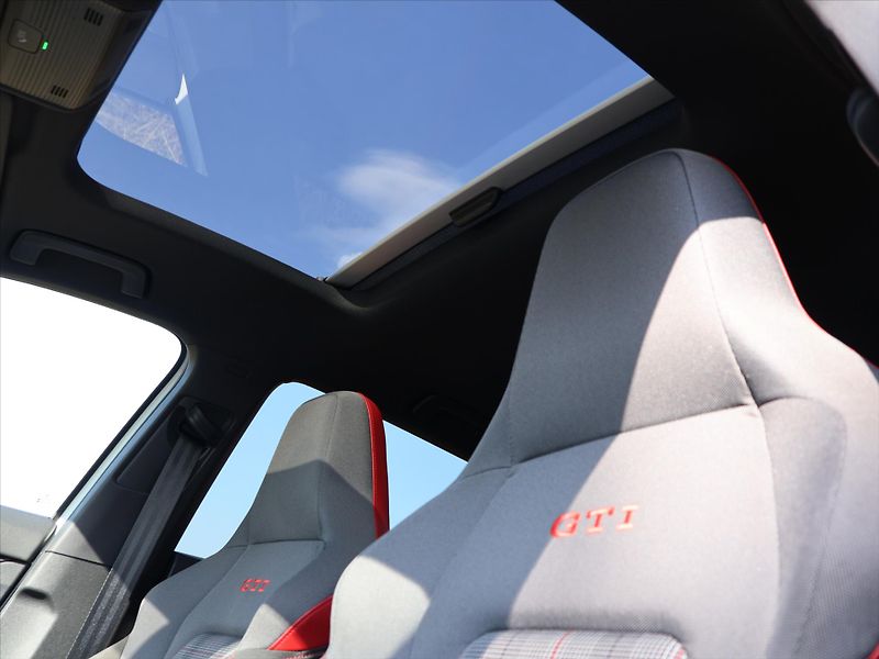 Volkswagen Golf 2,0 TSI GTI 180kW Virtual DPH - fotka 27 z 36