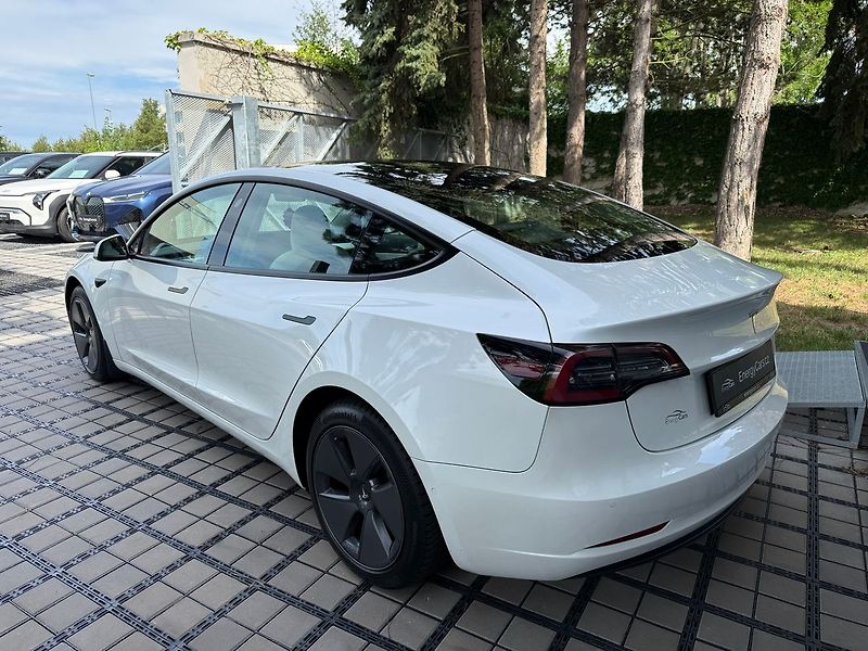 Tesla Model 3 Long Range AWD - fotka 4 z 41