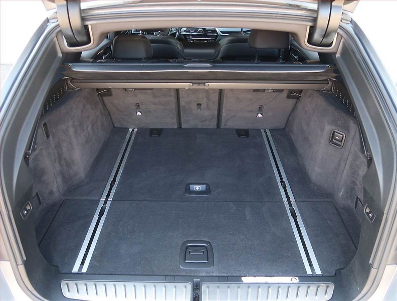 BMW Řada 5 (2018) Sport Line 540d xDrive, 4X4 - fotka 14 z 23