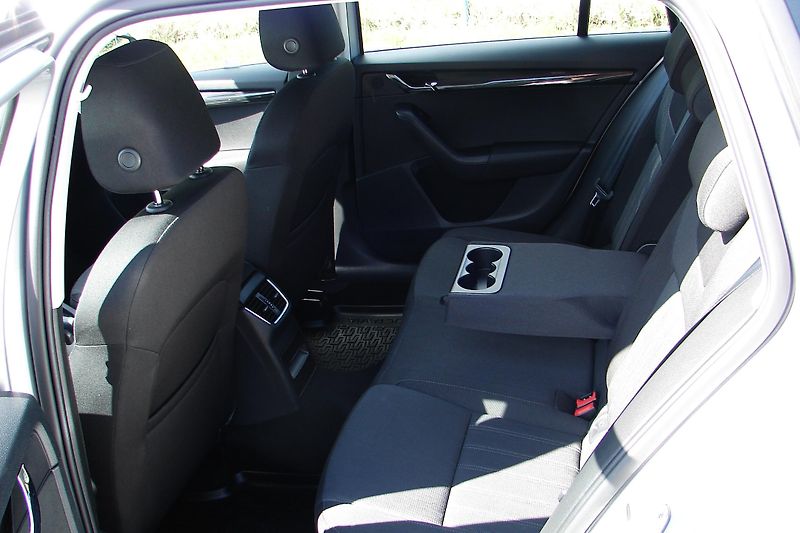 Škoda Octavia 2.0 TDi DSG LED NAVI ČR-ZADÁNO - fotka 14 z 43