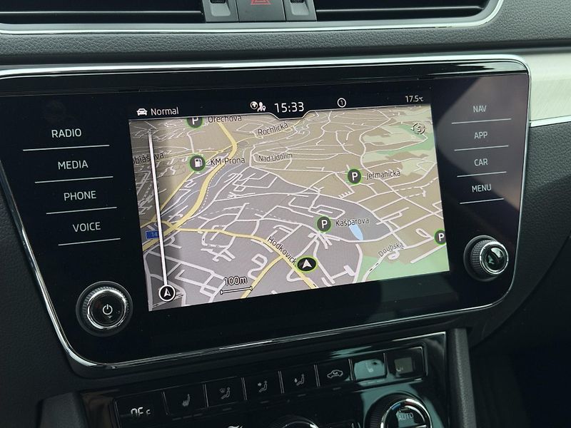 Škoda Superb  2.0 TDI 147kW Style Combi DSG - fotka 11 z 34