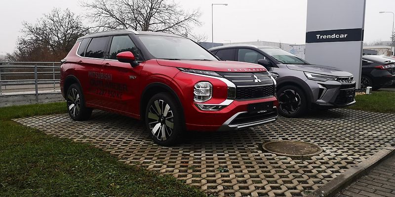 Mitsubishi Outlander 2.4 PHEV INSTYLE 4WD NOVÝ VŮZ - fotka 3 z 11
