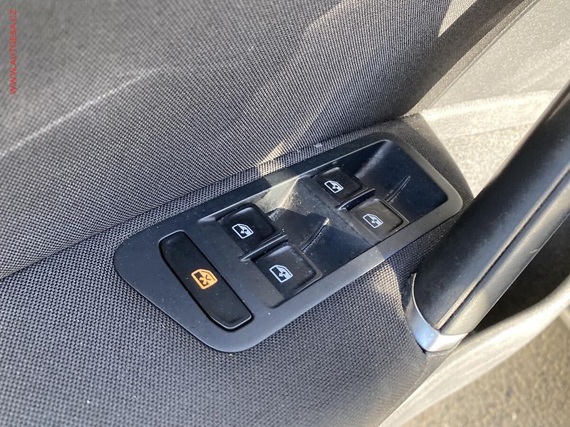 Volkswagen Golf (2018) 1.0 TSi, Sound, navi - fotka 13 z 18