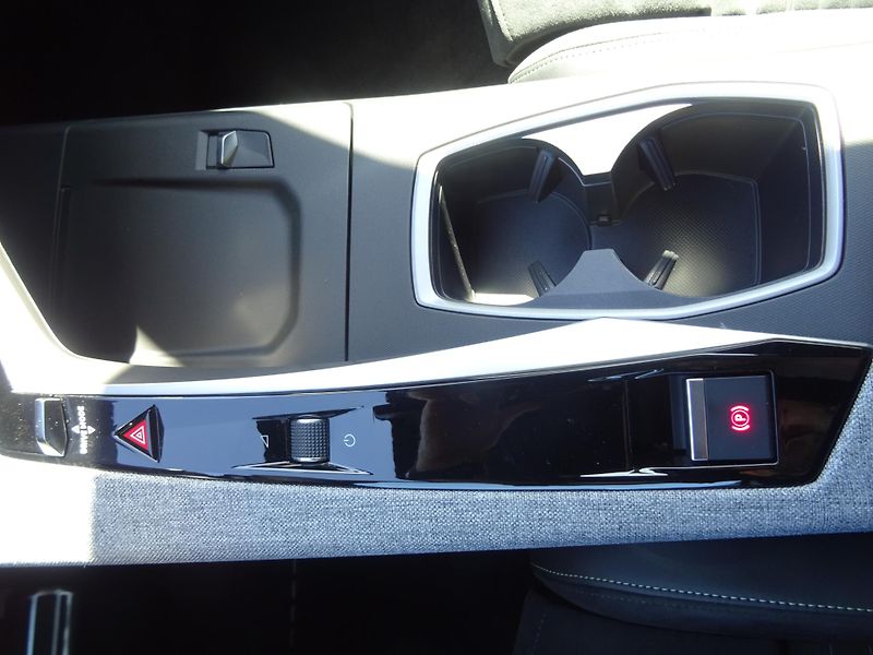 Peugeot 3008 (2026) GT Elektromotor 157kW / 210k - fotka 38 z 51