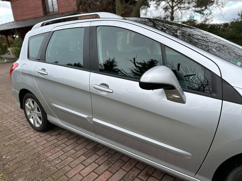 Peugeot 308 (2009) SW 1.6 16v 88kw - fotka 11 z 29