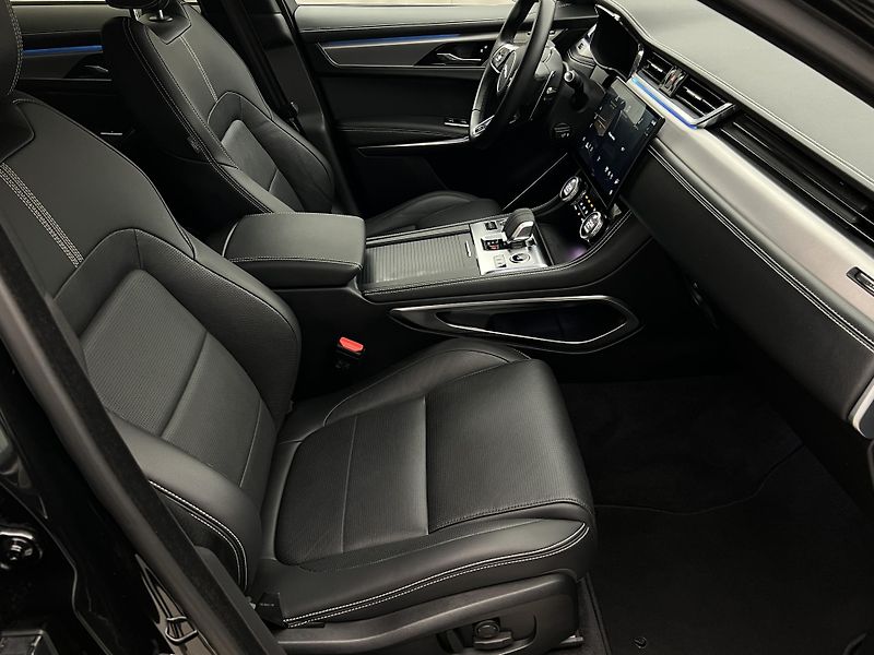 Jaguar F-Pace D200 R-DYNAMIC SE AWD AUT  - fotka 18 z 49