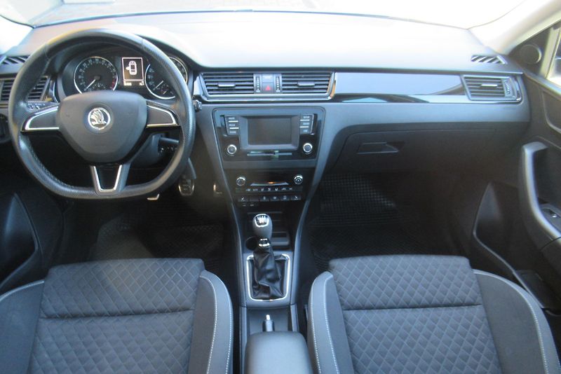 Škoda Rapid 1.4TDI AUT.KLIMA PANORAM TAŽNÉ - fotka 9 z 21