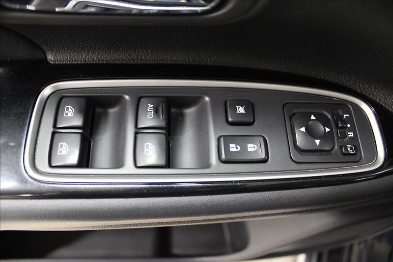 Mitsubishi Outlander 2,0 i Plus 4x4 PHEV Hybrid - fotka 15 z 35