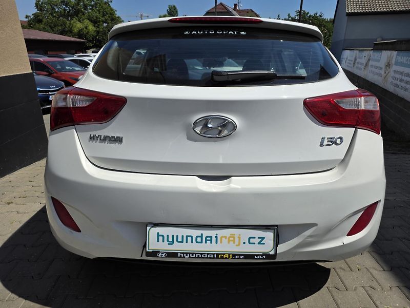 Hyundai i30 1.4-NÍZKÉ KM-KLIMA-ALU - fotka 12 z 15