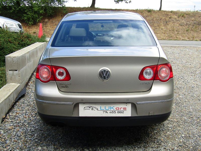 Volkswagen Passat (2008) 2.0 TDI 103kW - fotka 12 z 36