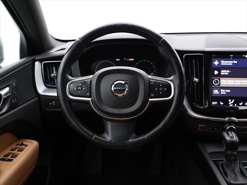 Volvo XC60 2,0 140KW D4 Momentum AWD Auto - fotka 10 z 22
