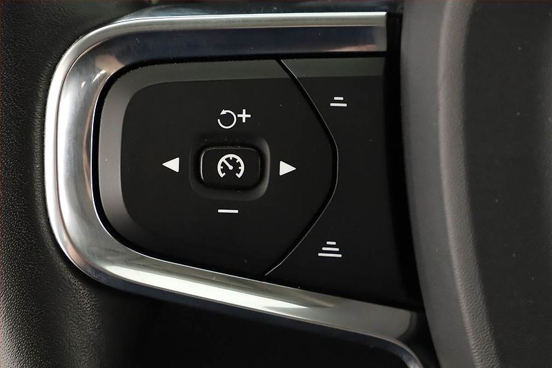 Volvo XC40 (2018) Momentum T3 - fotka 16 z 17