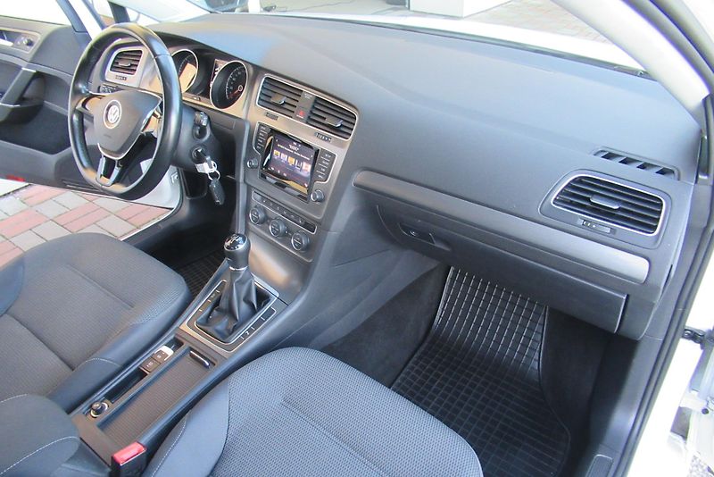 Volkswagen Golf 1.6 TDi AUT.KLIMA VYHŘ.SEDAČKY - fotka 9 z 32
