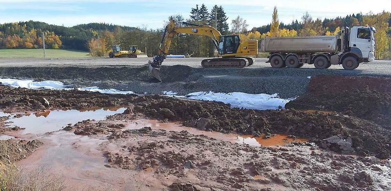 Stavba dálnice D6 u Lubence.
