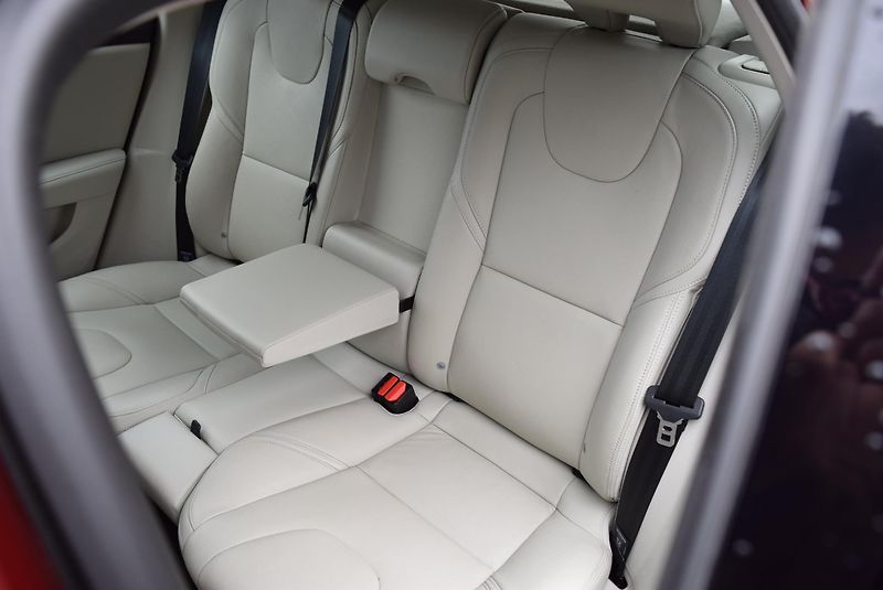 Volvo V40 (2016) 2.0i T2 90kw INSCRIPTION MANUÁ - fotka 15 z 48