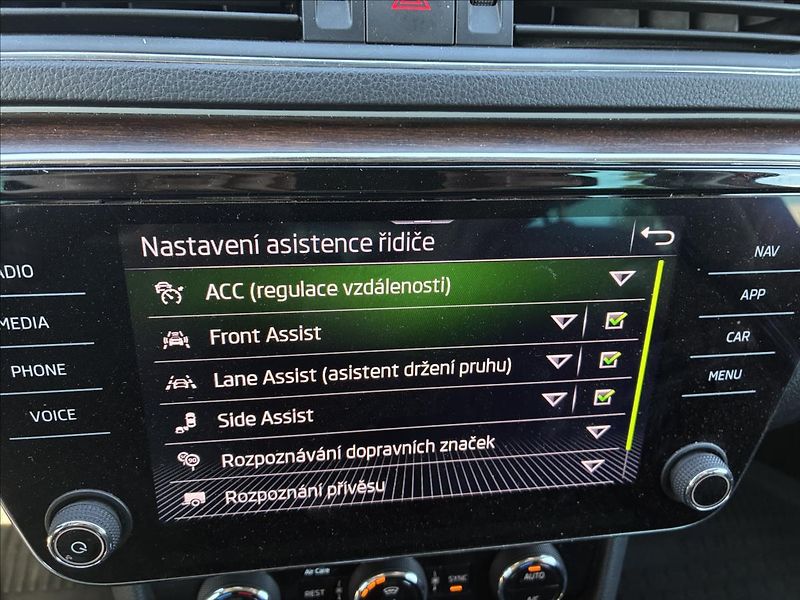 Škoda Superb 2,0 TDI 4X4 SCOUT TAŽNÉ - fotka 21 z 26
