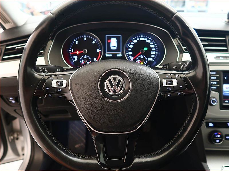 Volkswagen Passat (2015) 2.0 TDI, Automat, Navi - fotka 16 z 18