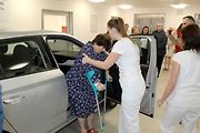 Před zraky novinářů si nastupování a vystupování vyzkoušela Jiřina Vaňková, která je po operaci kyčle.