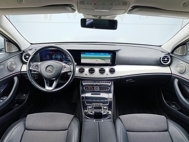 Mercedes-Benz Třídy E 220d 143kW 4MATIC ČR  - fotka 21 z 34