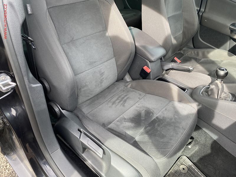 Volkswagen Golf (2010) 1.4TSi, AC, výhřev sed. - fotka 12 z 20
