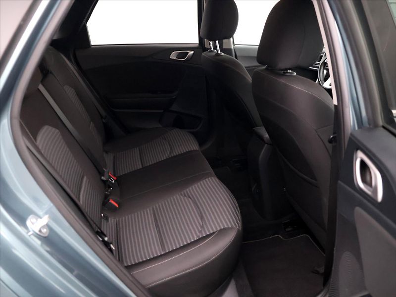 Kia Ceed SW 1,5 T-GDI 117kW GT-Line CZ DPH - fotka 13 z 38