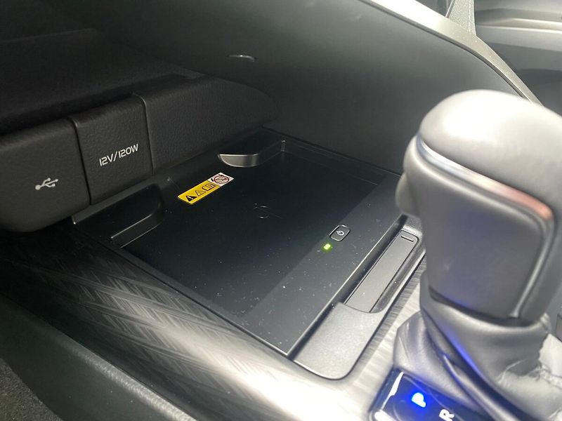 Toyota Camry 2,5 Hybrid Executive VIP - fotka 28 z 38
